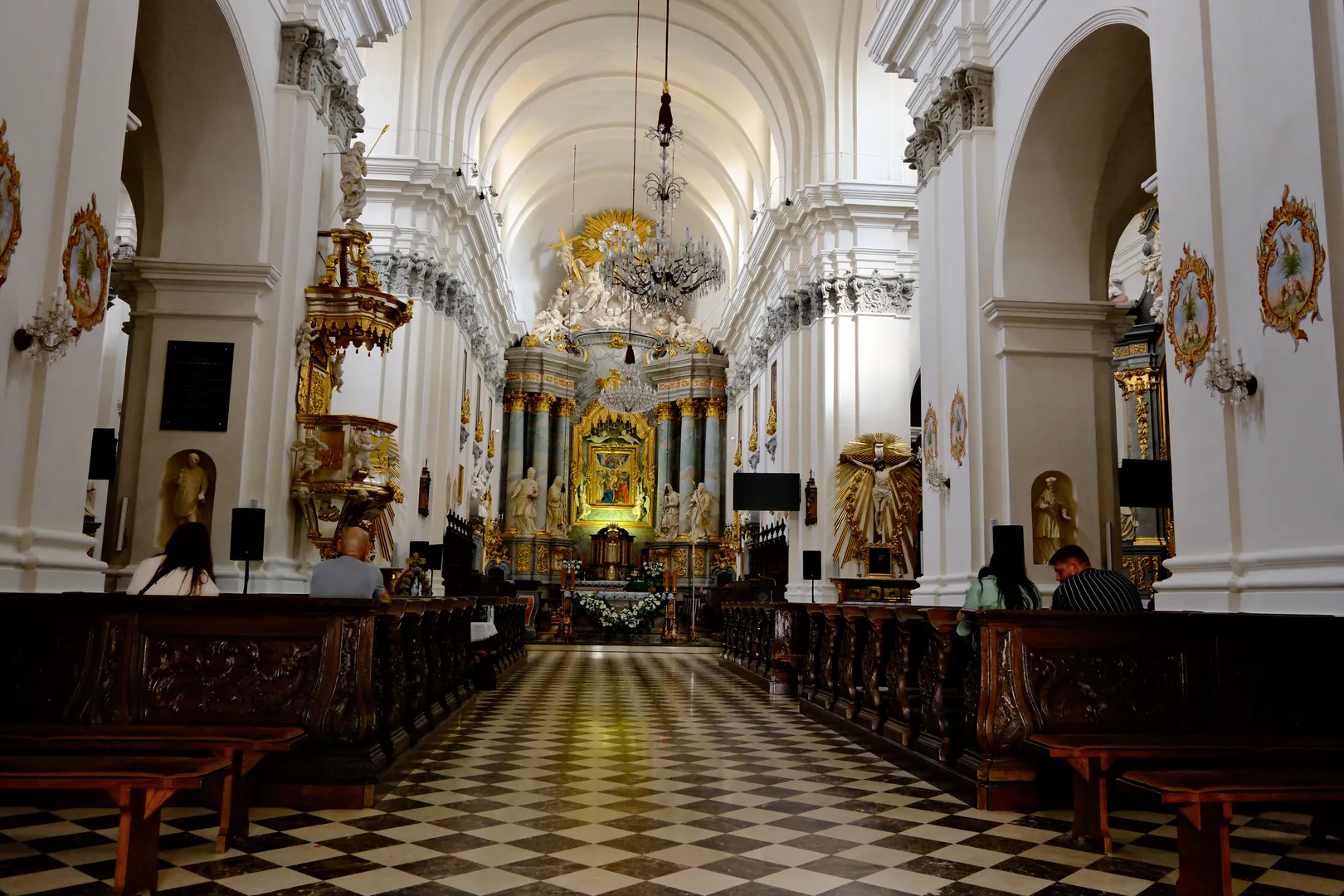 Wnętrze Sanktuarium w Komborni