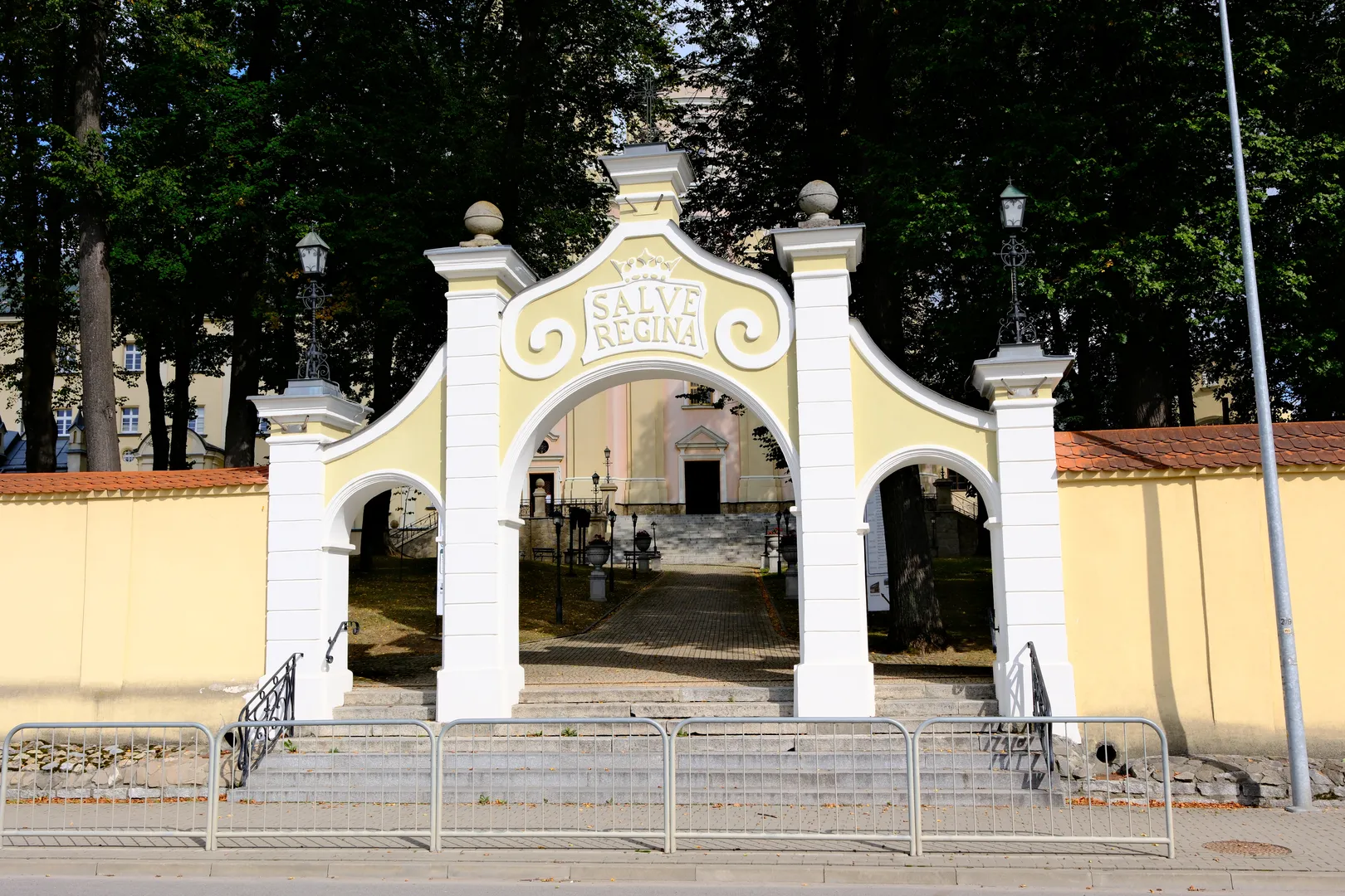 Główna brama wjazdowa do Sanktuarium