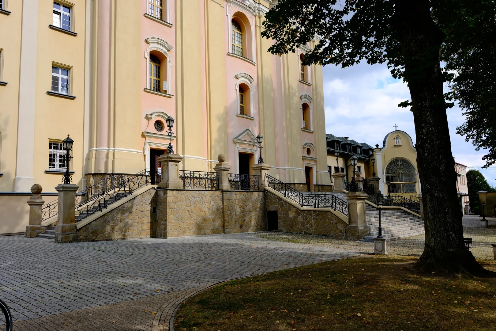 Plac przed Sanktuarium w Starej Wsi
